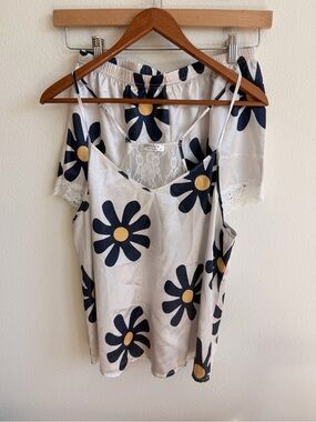 Floral Daisy Satin Chemise and Short Set - White/Black